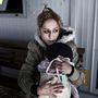 Egy anya és gyermeke várakoznak egy szigeten a görög-török határ mentén