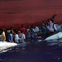 Menekültek kapaszkodnak a máltai haditengerészet hajójába a Földközi-tengeren