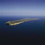 Így fest Lampedusa szigete a levegőből. A Földközi-tenger közepén fekvő kis sziget a hajóval szerencsét próbáló menekültek elsőszámú célpontja a görög szigetek mellett. 110 kilométerre van az afrikai parttól.