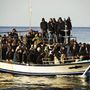 Egy menekültekkel teli csónak Lampedusa mellett, az olasz partoknál.