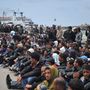 Afrikai menekültek várakoznak Lampedusa kikötőjében