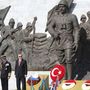 Károly herceg brit trónörökös és Recep Tayyip Erdogan török kormányfő a 100 éves fordulóra rendezett megemlékezésen.