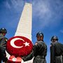 Török katonák próbálnak a gallipoli csata 100 éves évfordulójára rendezett megemlékezésre.  A csata a az első világháború egyik legtragikusabb, legendásabb és értelmetlenebb mészárszékeként híresült el.