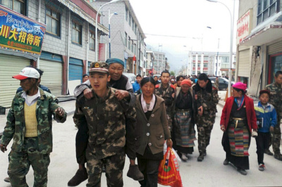 Ugyanazt a nőt cipeli egy másik kínai katona a városban. A kép vasárnap 12:30-kor jelent meg.