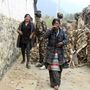 Romos házaikat elhagyó tibetiek egy hegyi faluban
