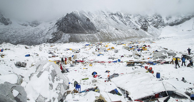 Forgalmi dugóban rekedtek Nepál hegyi útjain