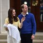 Ezen a fotón a boldog szülők, William herceg és felesége láthatók, na és persze a baba. 