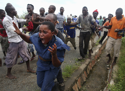 De végül rendőrtársai kimenekítették. Ha Burundi elnöke ragaszkodik elhatározásához, és indul az elnökségért, a jövőben még inkább eldurvulhat a helyzet, és polgárháborúba sodródhat az ország.