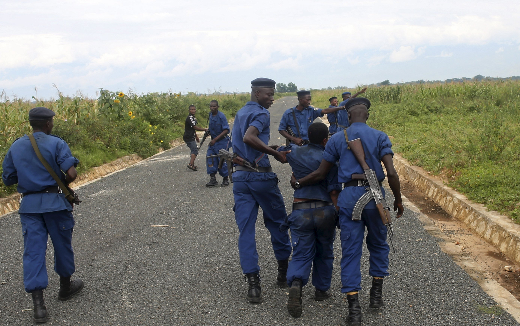 De végül rendőrtársai kimenekítették. Ha Burundi elnöke ragaszkodik elhatározásához, és indul az elnökségért, a jövőben még inkább eldurvulhat a helyzet, és polgárháborúba sodródhat az ország.