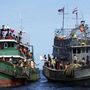 Thaiföldi halászok ételt és italt adnak a bajba jutott menekülteknek