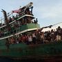 Ezen a zöld hajón hánykódnak a menekültek thai vizeken, az Andaman tengeren Koh Lipe szigete környékén. 