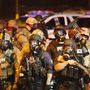 Fegyveres rendőrök és Nemzeti Gárda tagjai Fergusonban