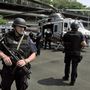 Fegyveres rendőrök egy brooklyni helikopterleszállón
