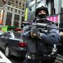 Gépkarabélyos rendőr a Times Squaren