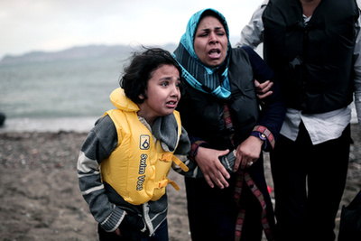 Egy afgán menekült a sikeres tengeri átkelést ünnepli a lemenő nap fényeiben. A Nemzetközi Migrációs Szervezet információi szerint Idén eddig mintegy 1770 menekült halt meg az Európába vezető út során.