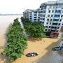 A kelet-kínai metropolisz, Sanghaj egyes részein, több mint 20 útján az elmúlt napokban 10-20 centiméter magasan hömpölygött a víz, míg a szomszédos Csiangszu tartomány egyes városaiban az esővíz bizonyos területeken 50-70 centiméteresre duzzadt.
