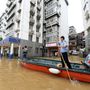 A több mint 32 milliós Csungkingban szintén százezrek szenvednek az áradásoktól, az anyagi veszteséget itt 204 millió jüanra (9,1 milliárd forint) becsülték.