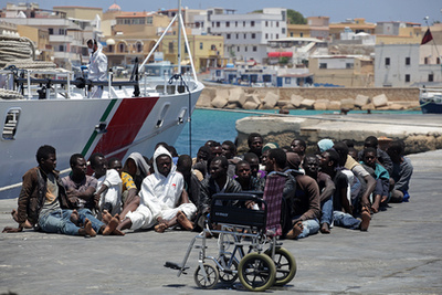 Eközben az EU elindította a menekültáradat elleni katonai akcióját. Kedd este egy hadihajó tűnt fel Lampedusa partjainál.