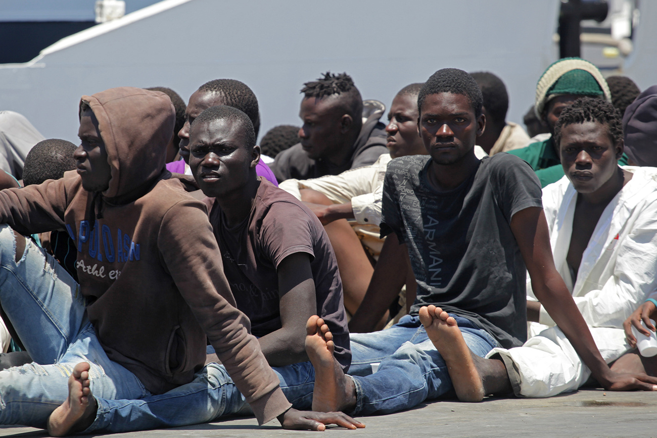 Eközben az EU elindította a menekültáradat elleni katonai akcióját. Kedd este egy hadihajó tűnt fel Lampedusa partjainál.