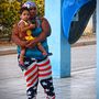 Nem csak a kubai fővárosban, hanem vidéken is egyre népzserűbbek az amerikai zászlós ruhadarabok.