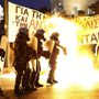 A tüntetők szerda este a parlament előtti Szintagma téren csaptak össze a rohamrendőrökkel, már a döntést megelőző órákban.