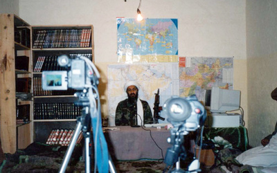 Egy manhattani tárgyaláson bukkantak elő azok a felvételek, melyek Oszama Bin Ladenről készültek még a World Trade Center elleni terrortámadás előtti években. Oszama búvóhelyén, egy könyvekkel teli barlangban fogadta az újságírókat.