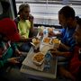 Ausztriában minden megállónál önkéntesek ugrottak fel a vonatra, és ruhát, takarókat, ételt osztottak. A menekültek dobozos kínai kaját is kaptak.