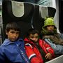 A 4-5 éves Musztafa középen és testvérei. Szíriából menekültek, Törökországból egy gumicsónakon jutottak át Görögországba.