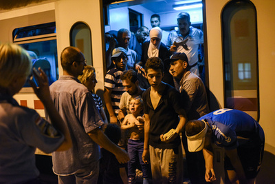 A rendőrök türelmesek voltak az újságírókkal is és a menekültekkel is emberségesen viselkednek. Jobb híján abba is beletörődtek, hogy sok menekült – miután cigizni sem szállhatnak le a peronra, a vélhetően hamarosan Ausztria felé induló vonatról – a vonaton gyújtott rá. 