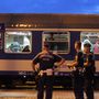 A rendőrök türelmesek voltak az újságírókkal is és a menekültekkel is emberségesen viselkednek. Jobb híján abba is beletörődtek, hogy sok menekült – miután cigizni sem szállhatnak le a peronra, a vélhetően hamarosan Ausztria felé induló vonatról – a vonaton gyújtott rá. 