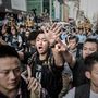A tüntető tömeg főként fiatal egyetemistákból állt, akik az Occupy Central szervezet támogatását is élvezték. Az amúgy is eltérő irányítás alatt álló Hongkong még nagyobb függetlenségét szerették volna elérni.