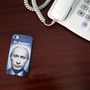 Telefontok, rajta a nyers erő portréjával. Biztos önök is ismerik ezt a fotót az orosz elnökről. De azt is tudják, hogyan készült?