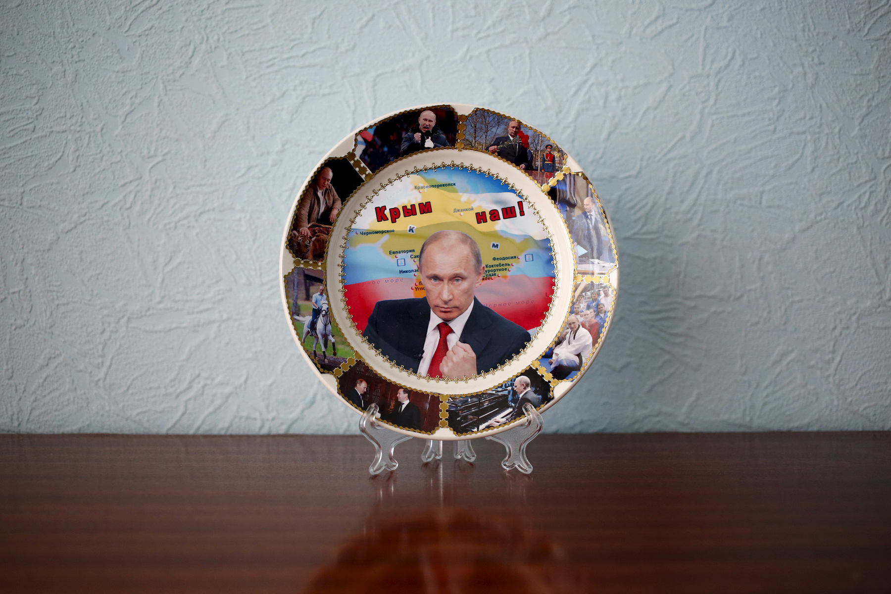 Telefontok, rajta a nyers erő portréjával. Biztos önök is ismerik ezt a fotót az orosz elnökről. De azt is tudják, hogyan készült?