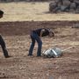 Fel nem robbant orosz bombát vizsgálnak a helyiek a szíriai Idlib mellett