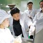 Kim Dzsongun útmutatást ad a Jongsong gyógyszergyárban dolgozó szakembereknek