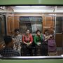 Életkép a phenjani metrón
