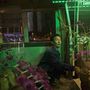 Virágkötő egy pekingi hotelben, amit a hétvégi ünnepségre díszít épp fel
