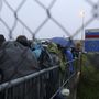 Menekültek várakoznak a horvát-szlovén határon Trnovecnél