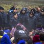 Horvát rendőrök tartják vissza a határon átlépni készülő menekülteket a szerb-horvát határon Berkasovónál
