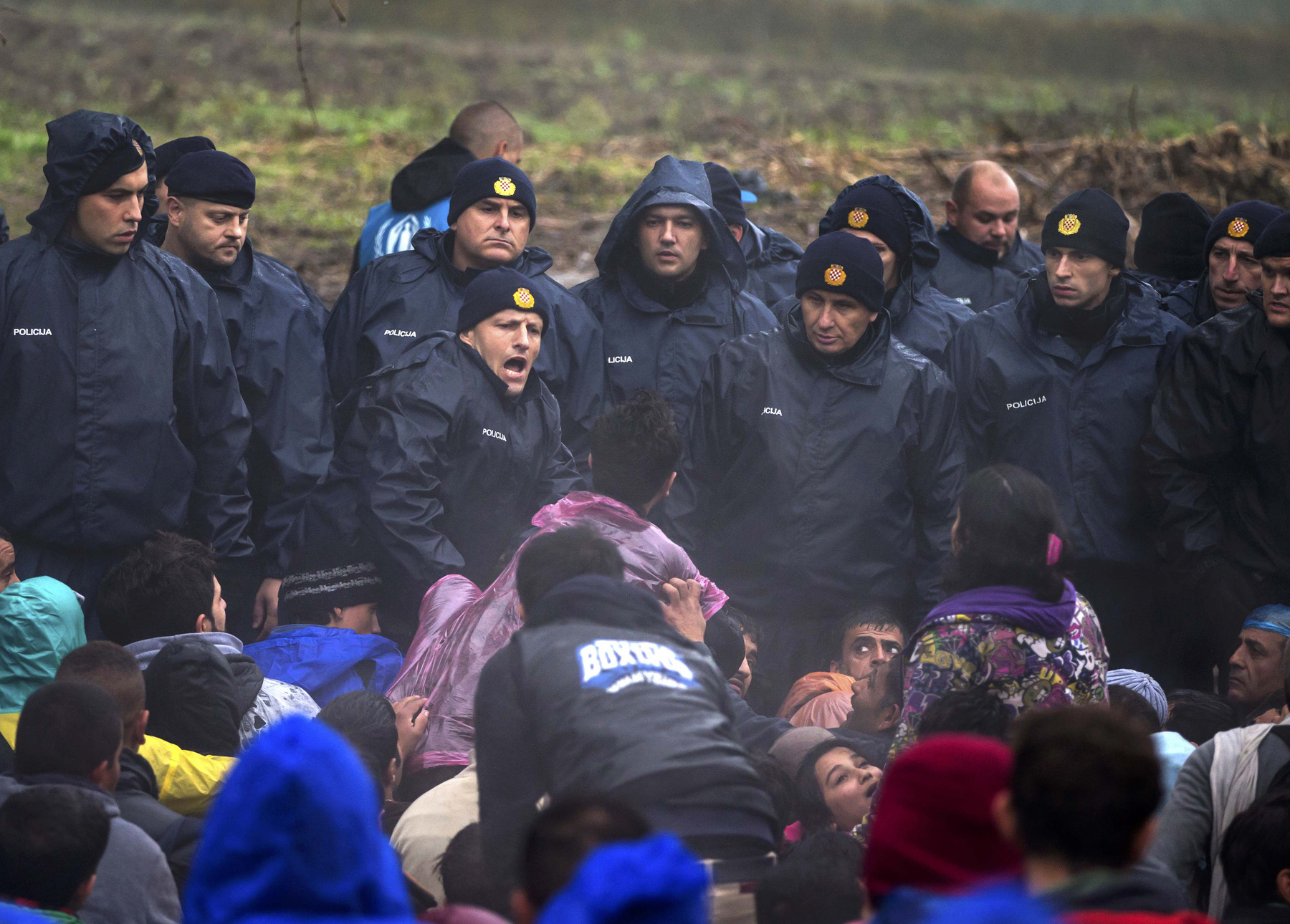 Menekültek tartanak a szerb-horvát határ felé Berkasovónál
