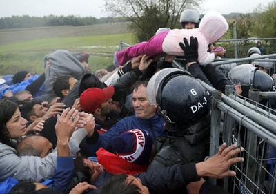 Menekültek tartanak a szerb-horvát határ felé Berkasovónál