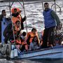 Vízből kimentett szíriai és kurd menekültek az egyik halászhajón Leszbosznál
