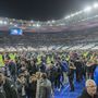 A stadionban a meccs után a szurkolókat a pályára terelték, majd éjfél-körül elhagyhatták az arénát.