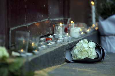 Gyűlnek a mécsesek és a virágok a bár bejárata előtt, folyamatosan érkeznek az áldozatokra emlékezők.