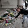 Gyűlnek a virágok a francia nagykövetség épülete előtt Londonban is