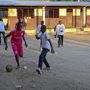 Szünetben, tanítás után a focié a főszerep az udvaron. A 2015-ös afrikai nemzetek kupáján Kongó a harmadik lett, a bronzmeccsen Egyenlítői-Guineát verték meg, az elődöntőben a későbbi bajnok Elefántcsontparttól kaptak ki.