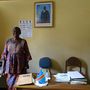 Thérèse Masengu, az iskola igazgatónője az irodájában. A falon Joseph Kabila kongói elnök fényképe.