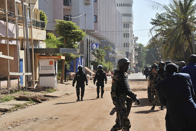 Péntek délelőtt újabb terrorakció történt: fegyveresek vették be magukat egy luxushotelbe Bamakóban egyik franciák lakta negyedében. A támadók az első hírek szerint 170 túszt ejtettek.