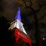 Este visszakapcsolták az Eiffel-torony világítását, amit már a tragédia éjszakáján elsötétítettek. A torony a francia trikolór színeiben világított a héten. *****