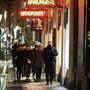 Vasárnap éjszaka rendőri akció kezdődött Brüsszelben. Épp az Index riporterei előtt zártak le több utcát a központi tértől egy saroknyira. Kiürítették az éttermeket, a lakóknak pedig azt tanácsolták, maradjanak távol az ablakoktól.